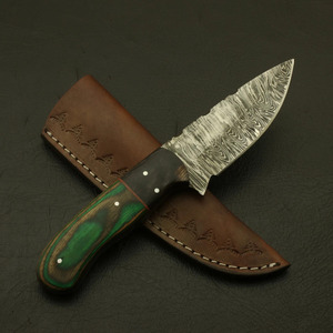 Couteau EDC à lame fixe en acier Damas, forgé à la main, manche en bois Pakka vert, bolster en corne, couteau utilitaire pour camping et bushcraft, vente en gros - Product Image 4