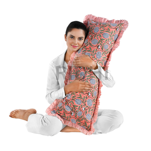 Funda de Almohada Larga Ridhi Color Rosa Polvoriento, con Volantes, de Algodón Estampado, para Soporte Lumbar y Dormir de Lado - Product Image 1