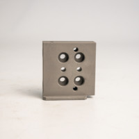 Service de fraisage CNC personnalisé AMT VINA – Blocs d'axe en acier et aluminium usinés avec trou fileté de précision ±0,01 mm