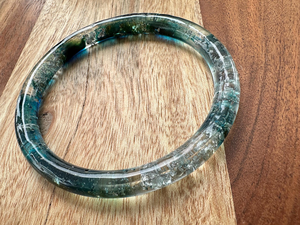 Brazalete de Resina Hecho a Mano, Forma Redonda, con Puntos Dorados y Morados, Joyería Coleccionable Artística, Técnica de Fundición - Product Image 3