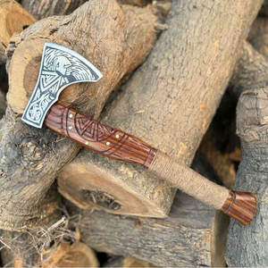 Hache décorative de style viking faite à la main avec tête en acier gravée et manche en bois pour la décoration de la maison et comme cadeau - Product Image 2