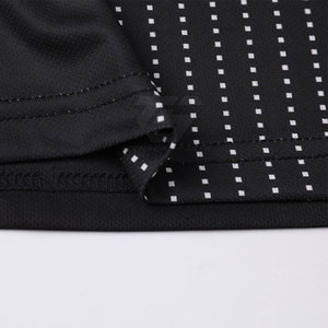 Tenue de football fabriquée en tissu respirant conçu pour garder les joueurs au frais et au sec pendant les matchs de football intenses - Product Image 6