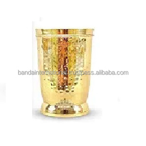 Verre à bière en laiton de meilleure qualité avec gravure finie de couleur rouge et or Design en métal avec base de couleur et dessus pour boire - Product Image 6