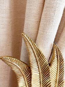 Gancho decorativo de pared con acabado dorado premium en forma de hoja de plumas para sujetar cortinas, ideal para sala de estar, dormitorio y ventanas de balcón. - Product Image 4