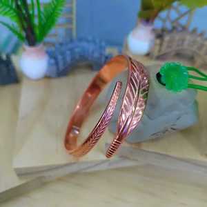 Bracelet manchette vintage en cuivre plaqué or avec plume, unisexe, pour mariage - Product Image 4