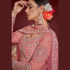 Lehenga Choli en tissu filet doux, coupe trapèze, avec broderie Zari Badla et Dupatta orné de paillettes et de Dori - Product Image 5