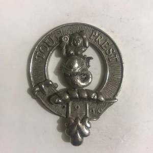 Este es un distintivo del clan Davidson, un artículo coleccionable escocés que se usa para simbolizar la membresía y la lealtad al clan. - Product Image 3