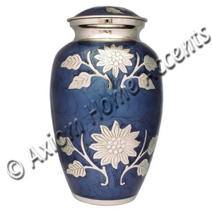 Urna de cremación artesanal de latón con grabados personalizados y un acabado clásico para preservar recuerdos por Axiom Home Accents - Product Image 1