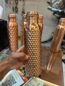 ขวดน้ำทองแดงแท้ 34 ออนซ์ ยี่ห้อ Saniya Handicraft สำหรับทุกเพศ ทุกวัย เป็นมิตรต่อสิ่งแวดล้อม ใช้กับเครื่องล้างจานได้ ทนความร้อน ใช้สำหรับน้ำเดือดได้ ดีไซน์คลาสสิก เหมาะสำหรับออกกำลังกาย ปาร์ตี้ - Product Image 6