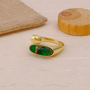 Bague ouverte en émeraude verte - Bague bohème artisanale en pierres précieuses - Bijoux en laiton plaqué or 18 carats - Cadeau personnalisé - Product Image 1