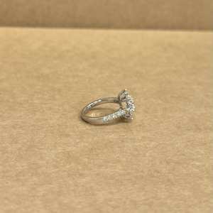 Anillo de Diamantes Naturales de Oro Blanco de 14K de Diseño, Corte Redondo, 0.70 CT en el Centro y 1.29 CT en los Laterales, Anillo de Compromiso de Lujo Premium - Product Image 3