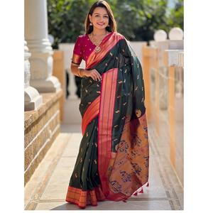 Sari de seda de morera suave de exportación india con borde artístico, atuendo tradicional para festivales y bodas, disponible para la venta - Product Image 1
