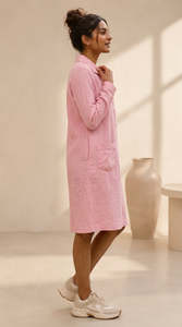 Robe chemise rose à manches longues et col polo avec poches, longueur genou, coupe décontractée ample, 100 % coton tissé respirant, pour usage quotidien - Product Image 2