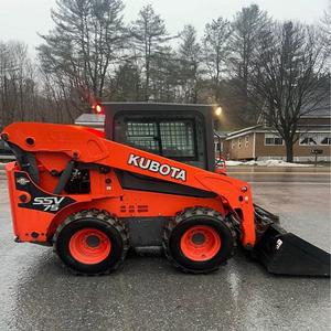 Chargeuse compacte Kubota SSV75 avec commandes ISO de vitesse, climatisation et hydraulique, sièges à suspension, livraison rapide, achat immédiat - Product Image 3