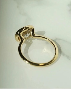 Anillo de Compromiso Solitario con Moissanita de Corte Cojín Alargado de 2.5CT, Engaste de Bisel Estilo Este-Oeste, Plata de Ley 925, Anillo Moderno Minimalista - Product Image 5