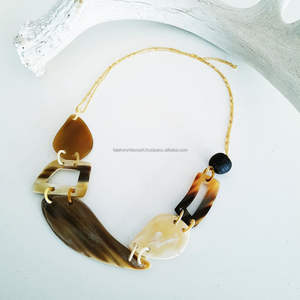 Collar de cuerno de búfalo orgánico de diseño personalizado para mujer, acentos de cuerno de buey hechos a mano con cuentas, símbolo cristiano de fiesta clásico FWE - Product Image 1