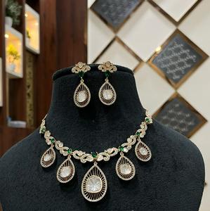 Ensemble collier et boucles d'oreilles classiques en moissanite plaqué or de qualité supérieure, idéal pour les fiançailles, les mariages, les cadeaux et les tenues de soirée pour femmes - Product Image 2