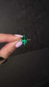 Anillo de Oro Sólido de 18k/14k con Esmeralda Natural de Corte Marquesa de 2.40ct, con Laterales de Diamantes Cultivados en Laboratorio y Halo Oculto - Product Image 2