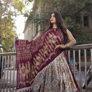 Lehenga Choli Dupatta traditionnel en coton mousseline rouge et bleu, imprimé numérique, avec broderie miroir et bordure en dentelle faite à la main, pour tenue de fête, du Rajasthan - Product Image 1