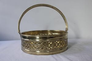 Cesta de Pooja Tradicional de Latón con Asa, Accesorio Ritual para Templo, Decorativa para Frutas y Flores, para Mandir en Casa, Hecha a Mano - Product Image 4