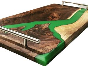 Grossiste de plateaux de service en bois massif et résine époxy Plateau en résine verte de haute qualité Plateau de service à poignée carrée en acier - Product Image 2