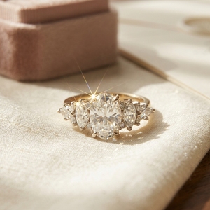 Anillo de promesa con diamante natural de laboratorio de corte ovalado Euro Shank y diamantes de corte marquesa y de corte pera en oro de dos tonos. - Product Image 2