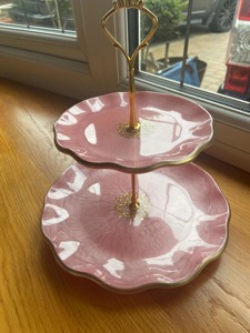 Soporte de resina rosa de dos niveles para pasteles, perfecto para eventos en el hogar, fiestas de cumpleaños y presentación de postres para invitados, venta al por mayor desde India - Product Image 1