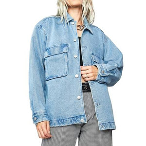 Chaqueta Bomber de Mezclilla Azul Claro para Mujer, Estilo Trucker, Manga Larga, Cuello Camisero, Color Sólido, 100% Algodón Tejido - Product Image 4