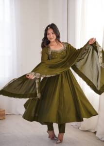 Robe en soie romaine brodée avec un bas en soie romaine et un dupatta en Chanderi, ensemble prêt-à-porter entièrement cousu. - Product Image 5