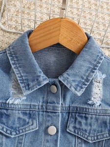 Veste en jean déchirée pour femme avec détails déchirés, boutonnée sur le devant, style décontracté, pour l'automne, couleur unie, tissu en coton, élégante - Product Image 3