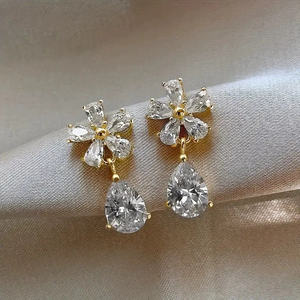 Boucles d'oreilles classiques unisexes en or massif 18 carats avec diamants naturels taille brillant rond, bijoux de luxe pour mariage et soirée - Product Image 1