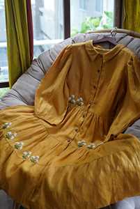 เดรสยาวปักลายดอกไม้สีฟ้า คอปกปีเตอร์แพน แขนยาว ทรงหลวม ผ้าลินิน 100% เสื้อผ้าลำลองสำหรับฤดูใบไม้ผลิสำหรับผู้หญิง - Product Image 4