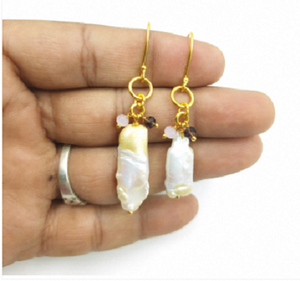 Pendientes colgantes de perlas y piedras preciosas chapados en oro de 18 quilates, pendientes de perlas y piedras preciosas al por mayor con diseño moderno - Product Image 3