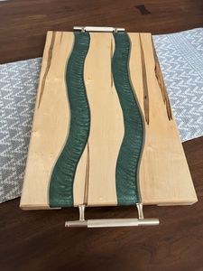 Nouveaux designs de plateaux de service ronds en bois d'acacia et résine naturelle, faits à la main et jetables - Product Image 4