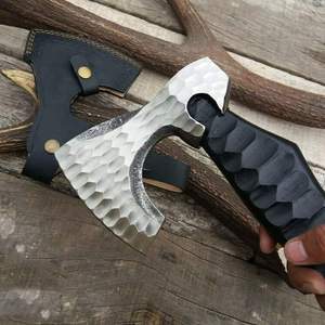 Hache tactique forgée à la main avec manche en bois et fourreau en cuir, lame en acier au carbone pour la survie en extérieur - Product Image 1