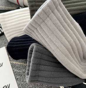 Chaussettes de sport pour hommes, chaussettes en polyester absorbant la transpiration, couleur unie, antidérapantes, antibactériennes - Product Image 5