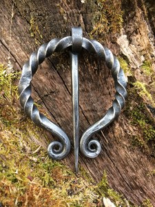 Broche torsadée en fer forgé faite à la main, style pénannulaire médiéval viking antique, pour vêtements/cape - Product Image 4