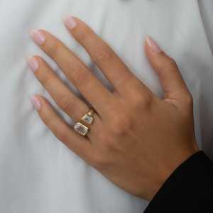 Anillo de compromiso de diamante esmeralda trapezoidal de 4 quilates cultivado en laboratorio, oro macizo de 14K 18K personalizado, con engaste de bisel Toi et Moi, banda moderna, venta al por mayor - Product Image 2