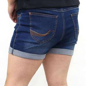 Pantalones cortos vaqueros con pedrería y diseño brillante para un look de verano a la moda. - Product Image 5