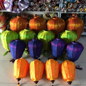 Lanterne en soie asiatique très vendue, idéale pour les fêtes / Lanterne traditionnelle vietnamienne en soie - Product Image 1