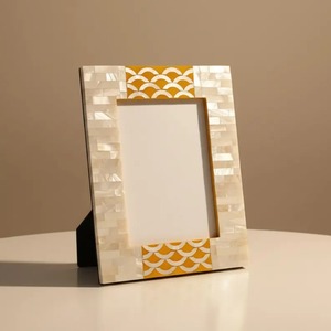 Marco de Fotos de Resina y Madera Hecho a Mano, Personalizado con Corte y Grabado, Decoración del Hogar de Alta Calidad, India - Product Image 3