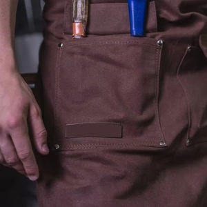 ผ้ากันเปื้อนหนังแท้แบบถอดสายได้ พร้อมโลโก้สลักเลเซอร์ตามสั่ง ออกแบบสำหรับบาร์เทนเดอร์ บาริสต้า และช่างฝีมือ - Product Image 5