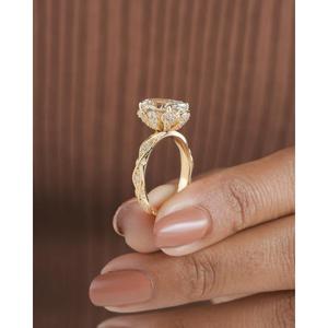 Anillo de Compromiso con Diamante de Corte Ovalado en Oro Amarillo con Detalles de Hojas en las Laterales, Anillo Solitario Inspirado en la Naturaleza, Elegante Anillo de Novia - Product Image 4