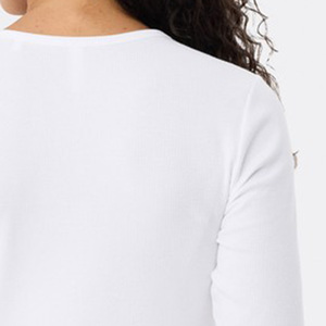 T-shirt blanc à manches courtes pour femme, col rond, boutons sur le devant, logo, design minimaliste, coupe classique, coton biologique, non tissé, respectueux de l'environnement - Product Image 5