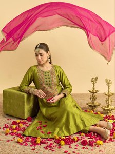 Lehnga en soie Vichitra avec broderie Zari et travail de miroir véritable, 3,75 mètres. Possibilité d'ajouter un chemisier en soie satinée à impression numérique. - Product Image 2