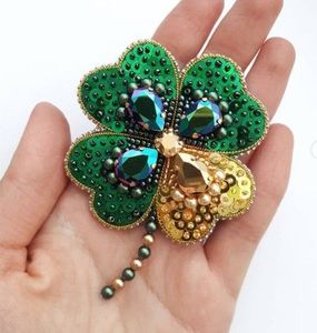 Broche Bordado a Mano con Cuentas, Pin de Moda Inspirado en la Alta Costura, con Bordado Artístico a Mano, Artesanía Premium - Product Image 5