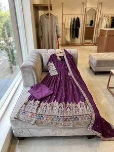 Robe de cérémonie de mariage en tissu Chinon avec broderie élégante et travail Dori, accompagnée d'un dupatta - Product Image 2