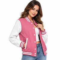 Veste de baseball personnalisée pour femme, rose et blanche, style varsity, fermeture à boutons pression, col et poignets côtelés rayés