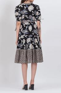 Robe midi en coton noir à fleurs style bohème, col en V, légère et confortable, tenue d'été disponible à la vente en gros - Product Image 6