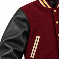 Veste universitaire marron avec manches en cuir noir, boutons dorés, logo brodé, style preppy pour homme, vêtement d'automne